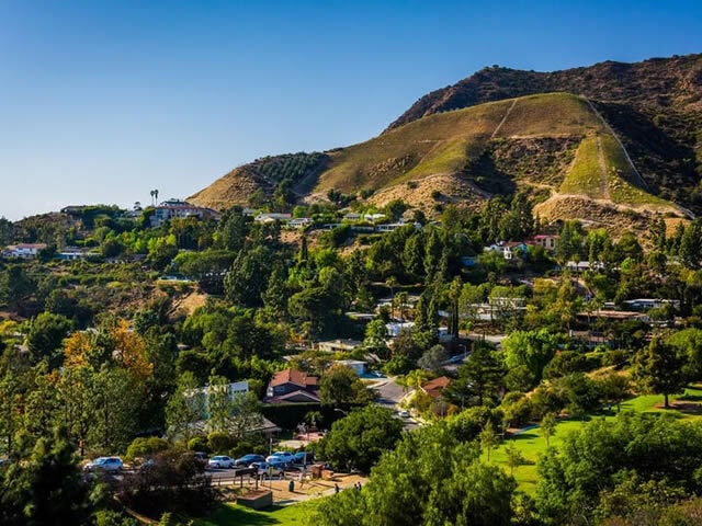 lux-international-hollywood-hills-neighborhood